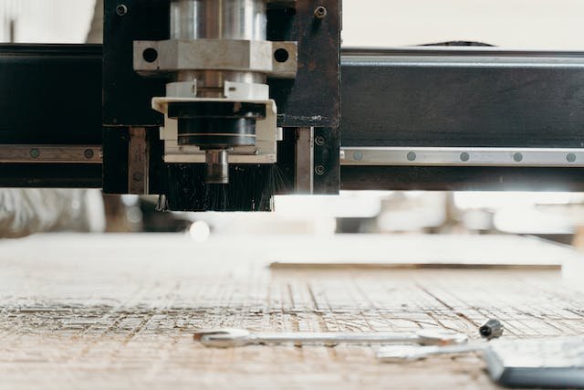 Como as máquinas Router CNC são utilizadas na marcenaria?